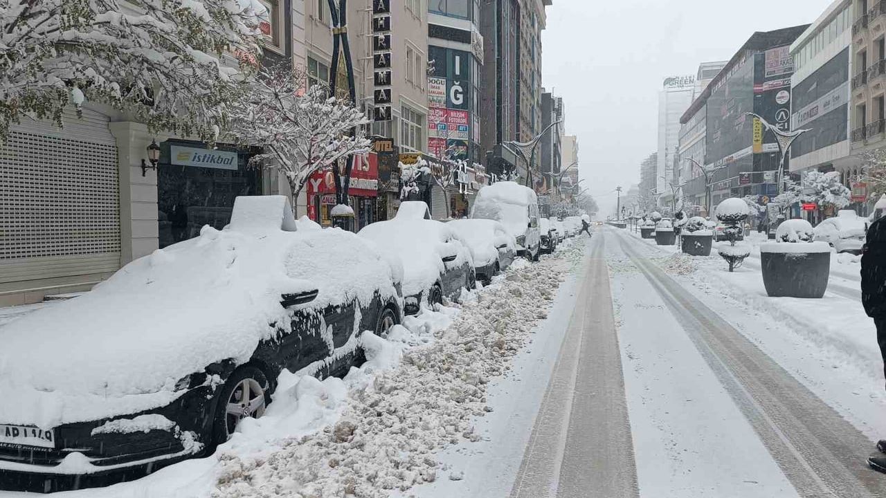 Van'da Kar Yağışı Ulaşıma Etki Etti: 569 Yerleşim Yeri Kapandı, Uçak Seferleri İptal