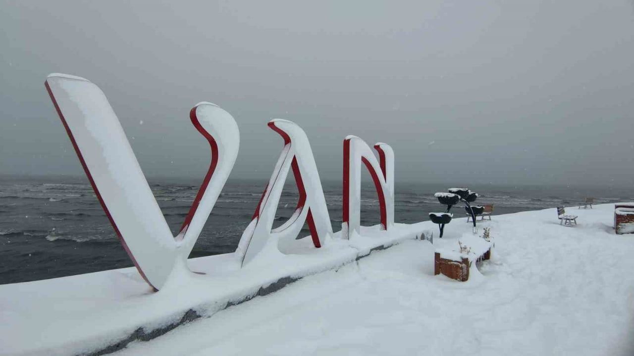 Van'da kar yağışı ulaşımı etkiledi: Kurubaş ve Güzeldere geçitlerinde görüş düştü