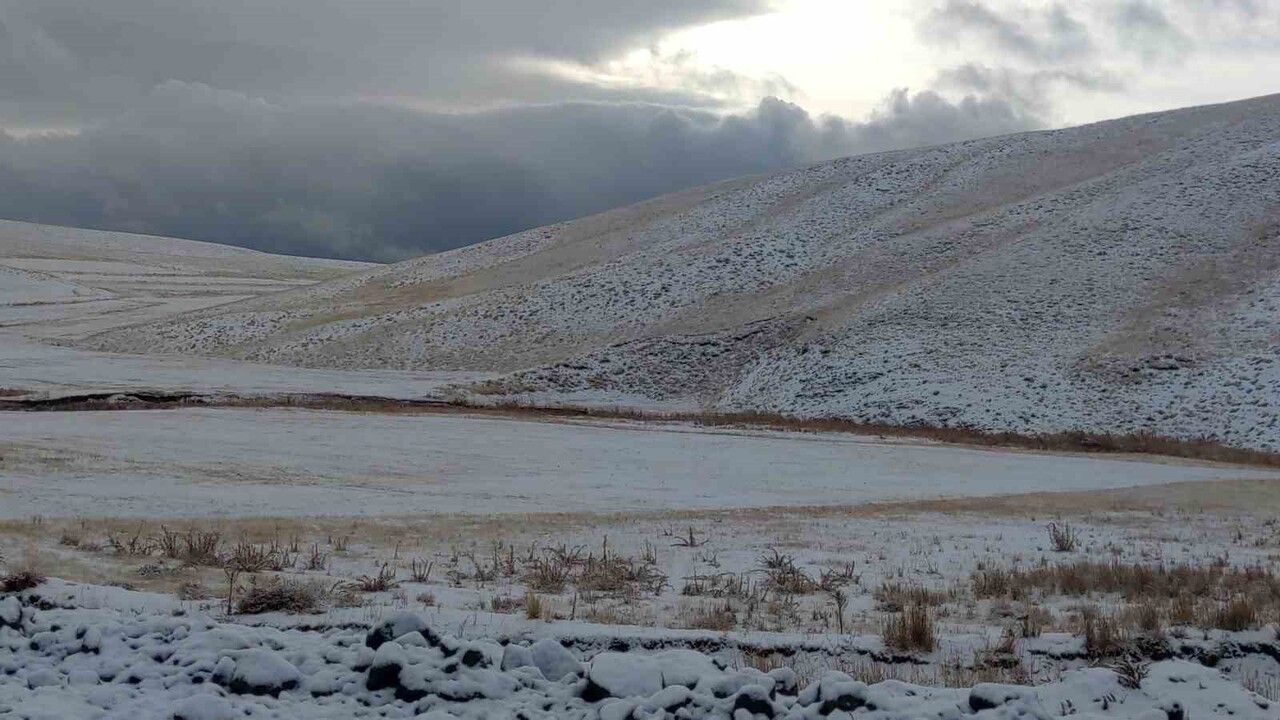 Van'da kış erken geldi: Erek Dağı ve yüksek kesimler karla kaplandı