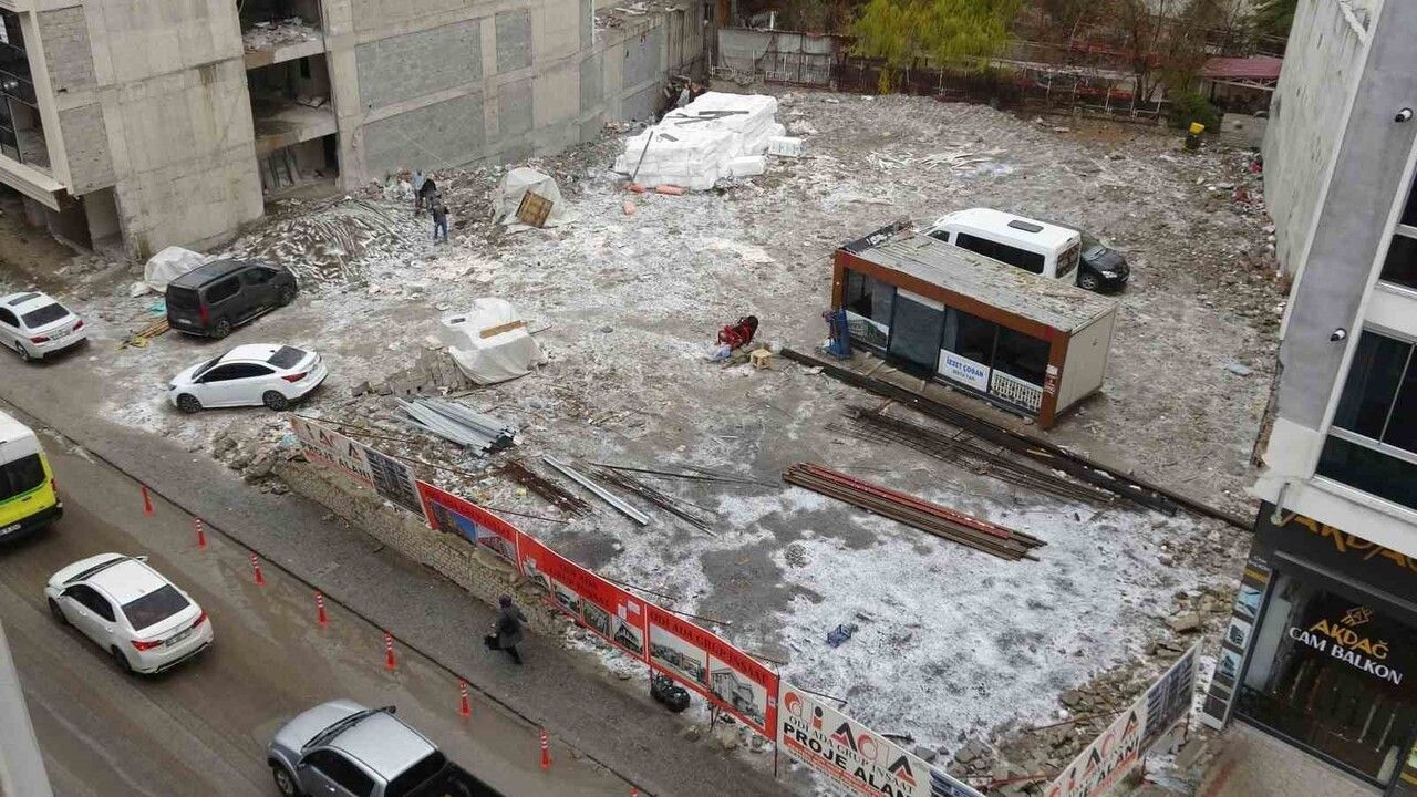 Van'da Kısa Süreli Dolu Yağışı Kent Merkezini Beyaza Bürüdü