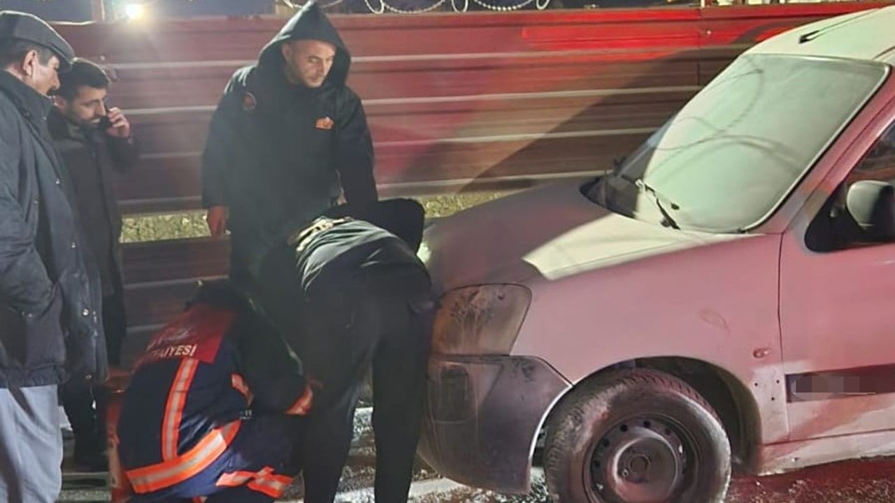 Van'da park halindeki kamyonetin motor bölümünde yangın