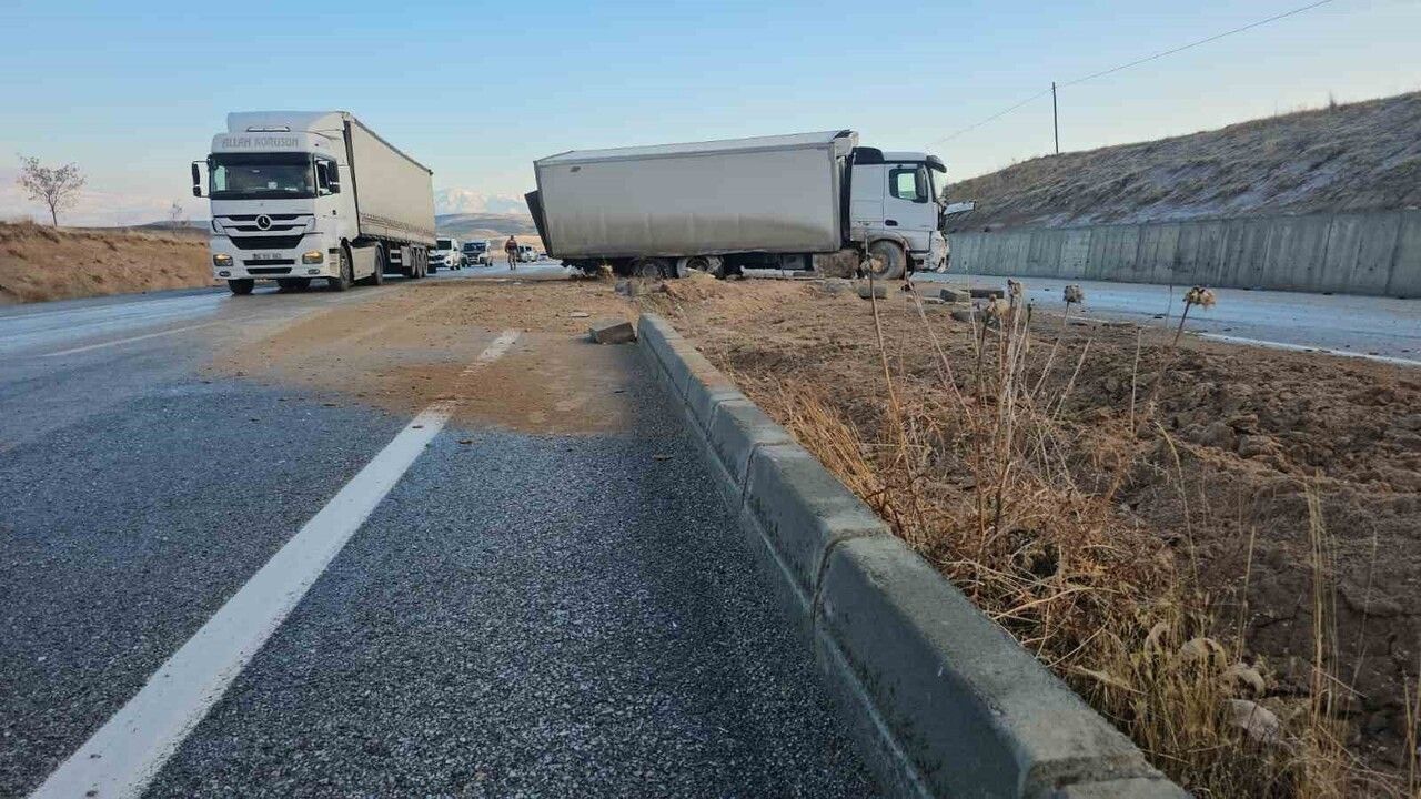 Van'da Tasmalı Geçidi'nde 6 aracın çarpıştığı zincirleme kaza: 3 kişi yaralandı