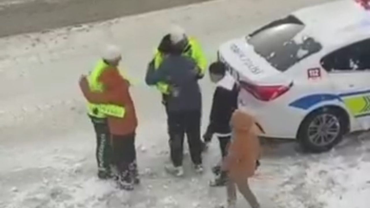 Van'da Trafik Polisleri Çocuklarla Kartopu Oynadı