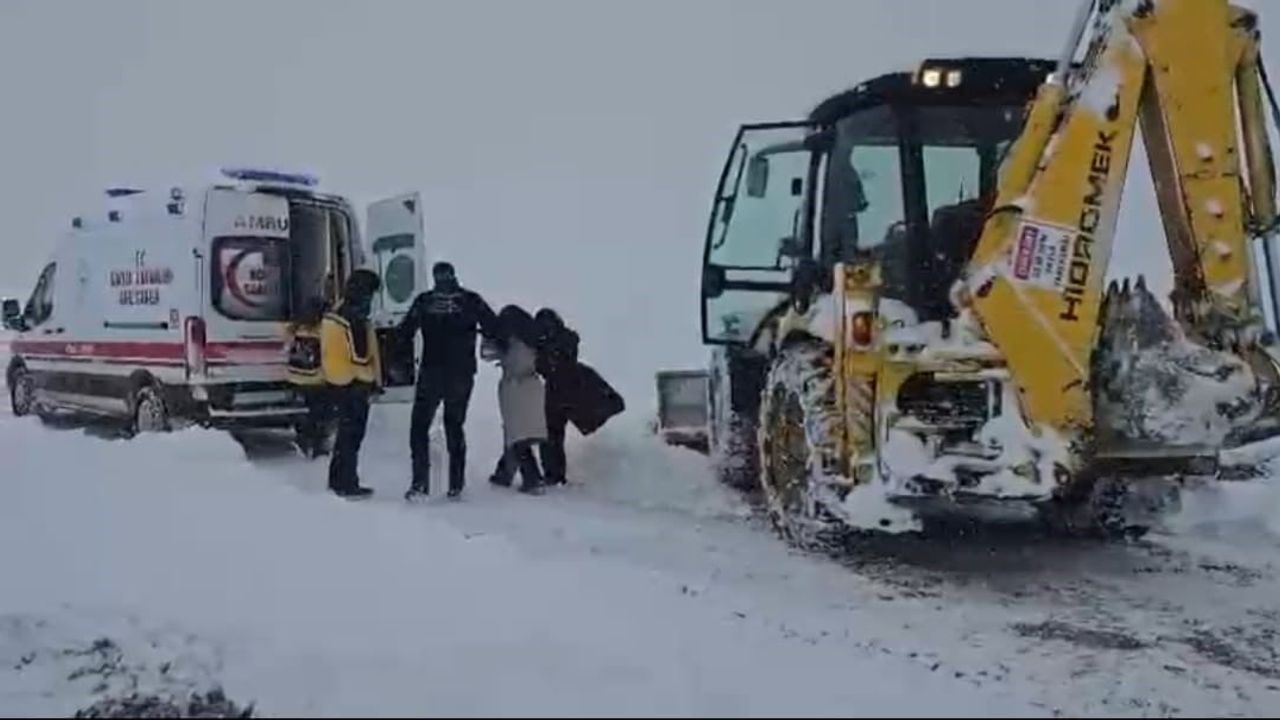 Van’da yoğun kar ulaşımı aksattı; belediye ekipleri kepçe ile acil sağlık müdahalesi gerçekleştirdi
