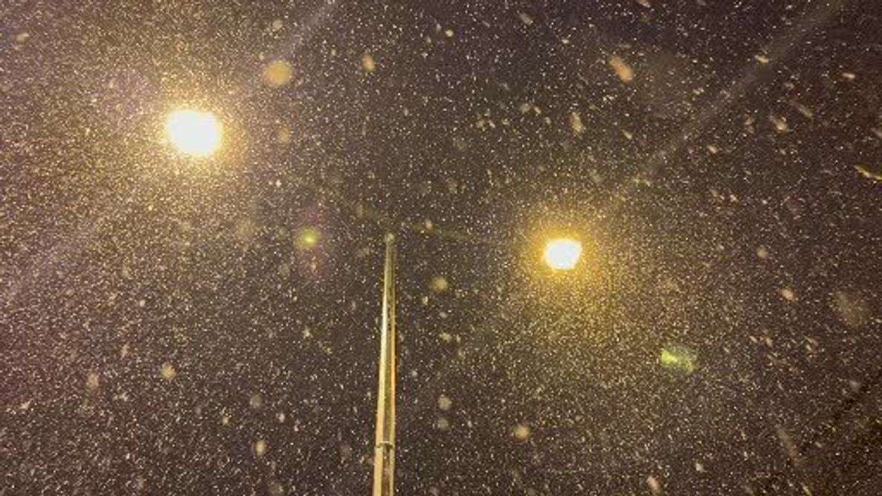 Van Edremit’te Yoğun Kar Yağışı: Sıcaklık -4/-5, Meteoroloji Uyarısı