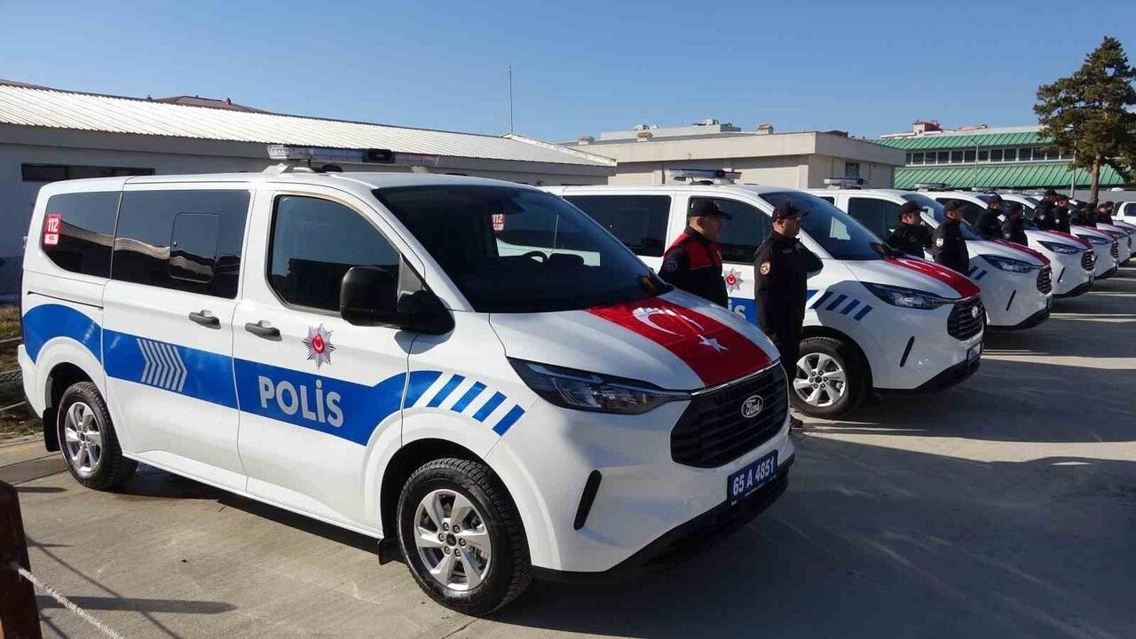 Van Emniyet Müdürlüğü'ne Yeni Araçlar Törenle Teslim Edildi