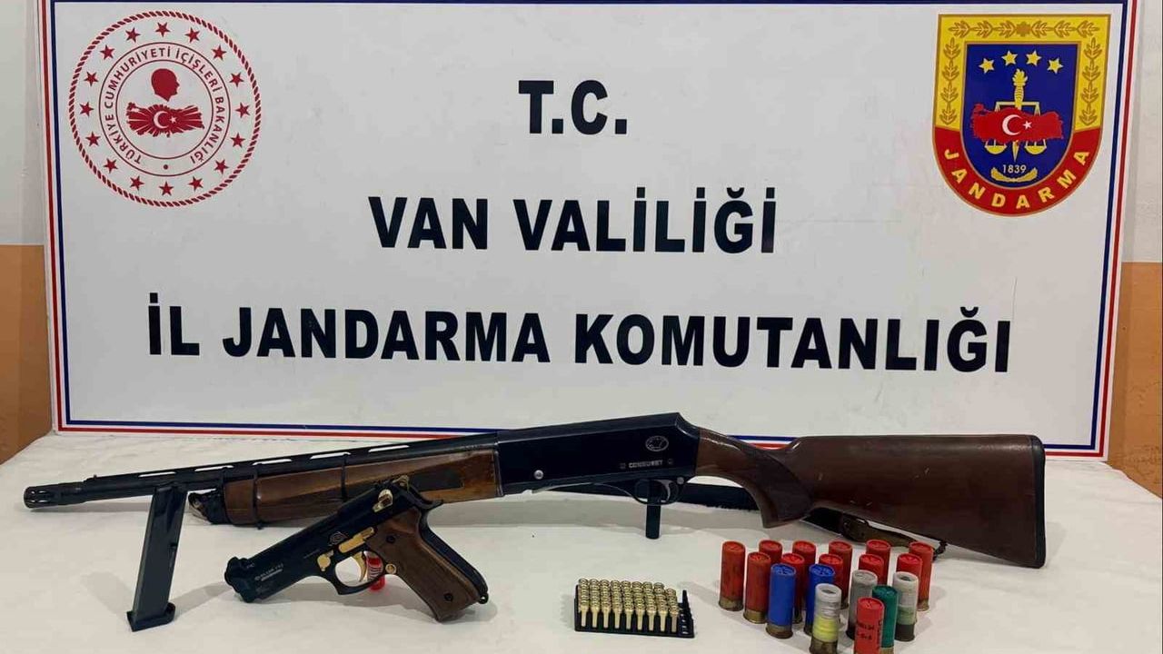 Van Erciş'te Karlıyayla Mahallesi'nde Adli Arama: Ruhsatsız Tüfek ve Kurusıkı Tabanca Ele Geçirildi