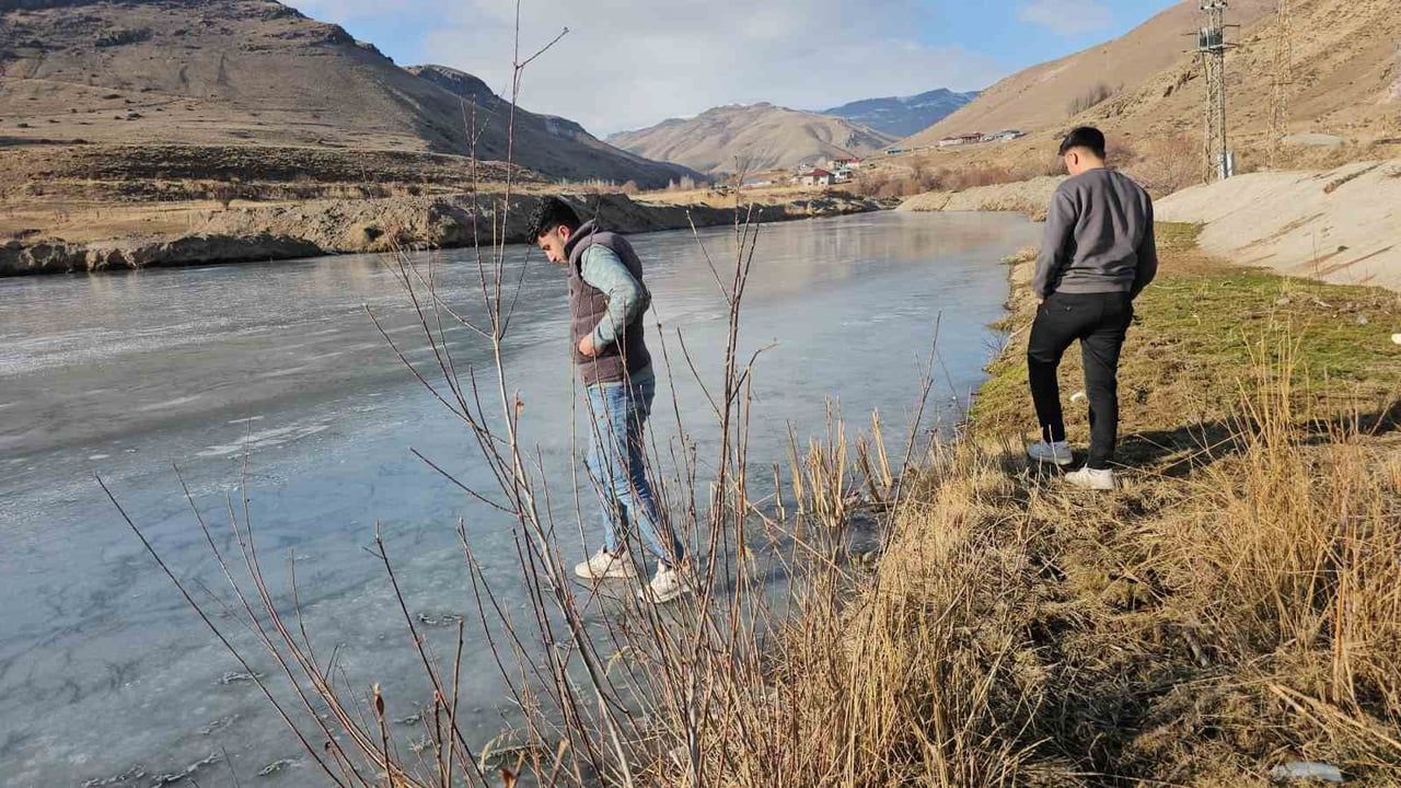 Van Erciş'te Zilan Çayı Dondu — Bazı Noktalarda Akış Neredeyse Durdu