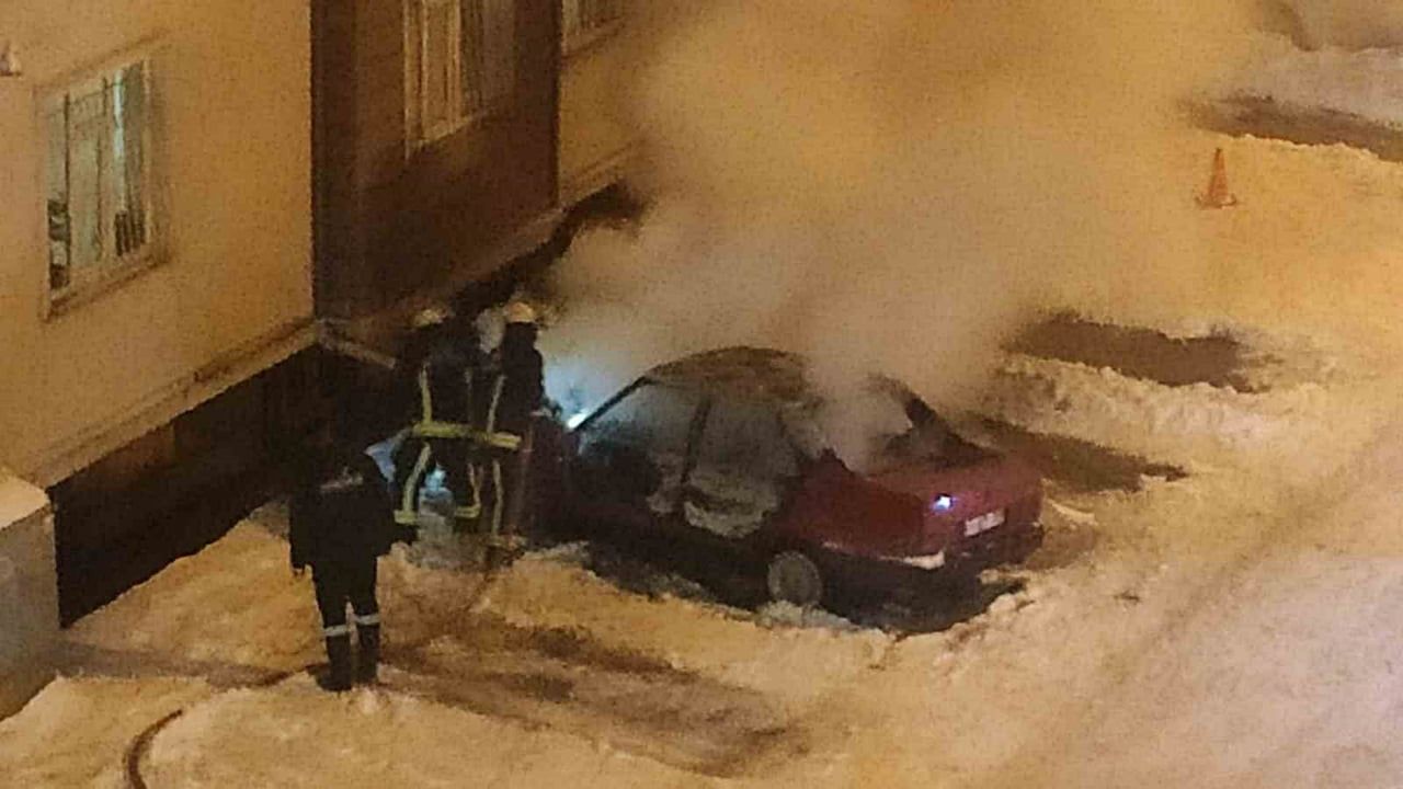 Van İpekyolu'nda park halindeki 41 AZP 755 plakalı otomobil yandı