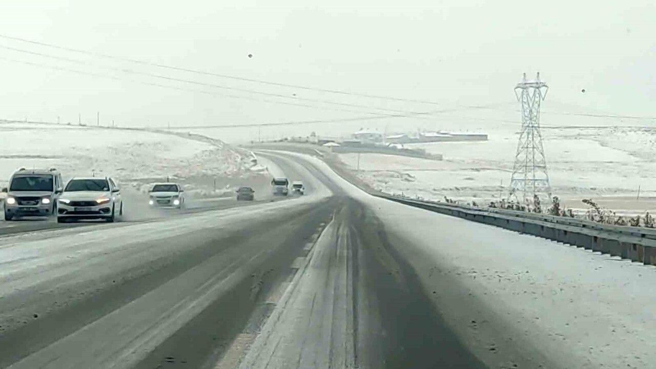 Van-Özalp Karayolunda Ani Dolu Yağışı Ulaşımı Zorlaştırdı