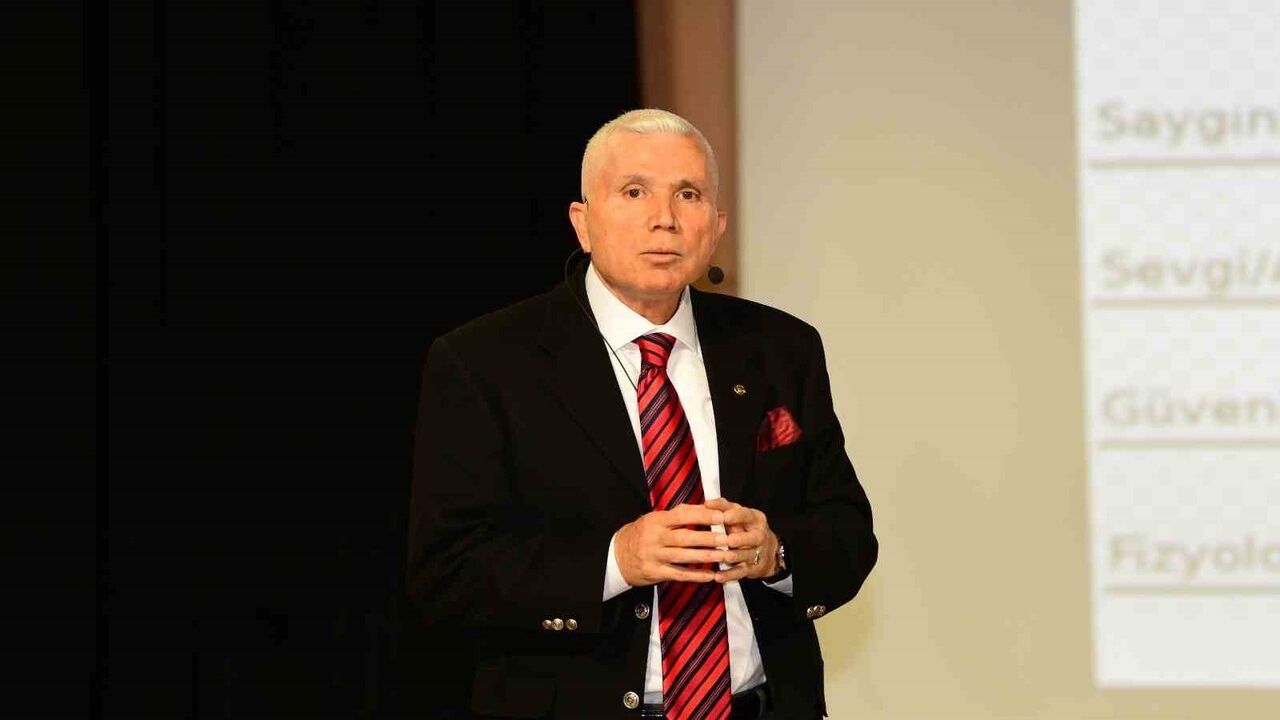 Van YYÜ'de Menderes Koyuncu, 'Fanatizmin, Kitle Hareketlerine ve Toplumsal Değişime Etkisi'ni anlattı