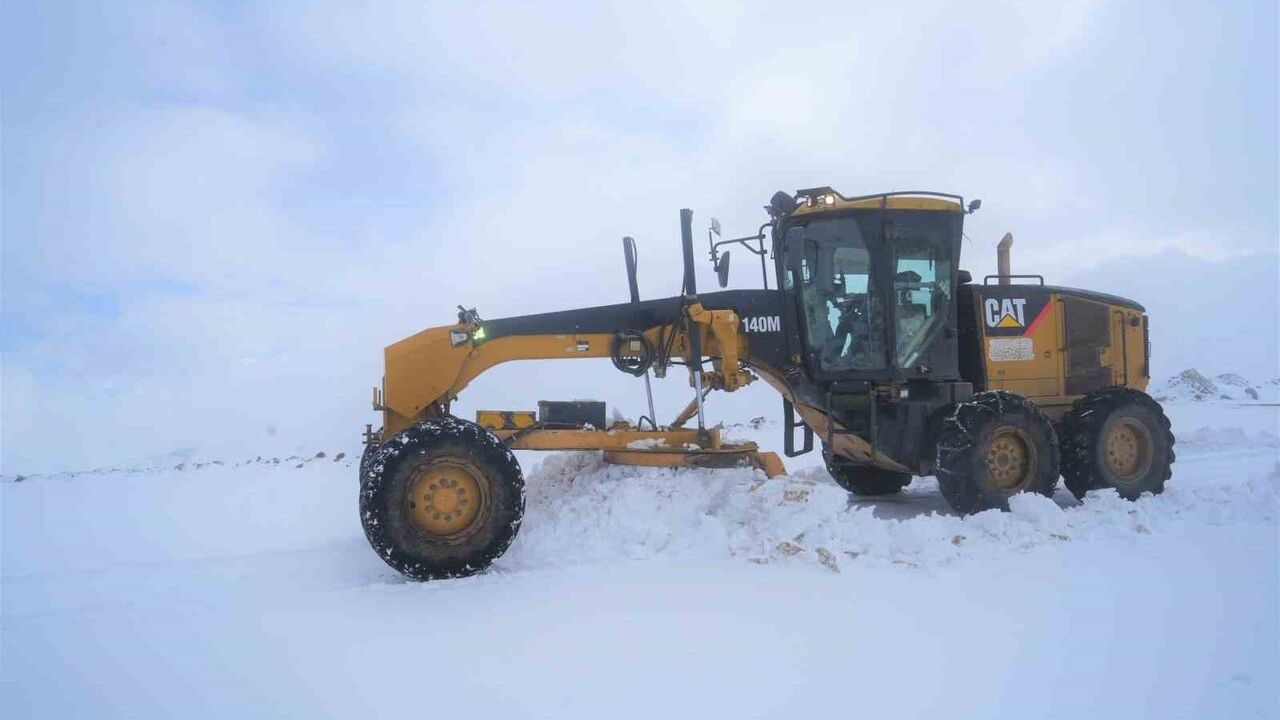 Varto'da 8 köy yolu kar yağışı nedeniyle ulaşıma kapandı