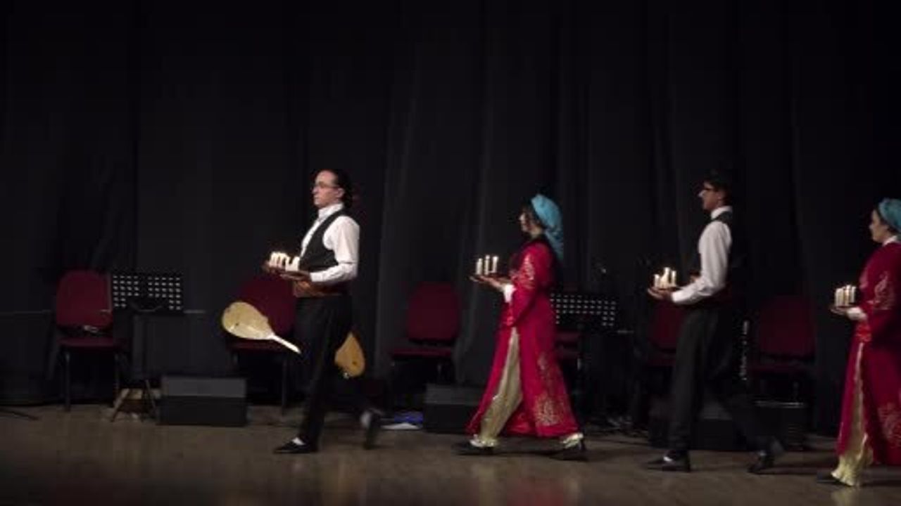 Vetakort Gösterisinde Öğrencinin 'Annesinin Kanseri İkinci Kez Yenmesi' Duyurusu Uzun Alkış Aldı