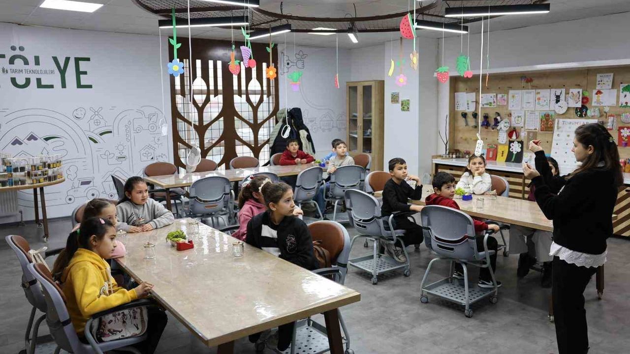 Vezirköprü Bilim Merkezi'nde Deney Odaklı Eğitim ve Atölye Çalışmaları Sürüyor