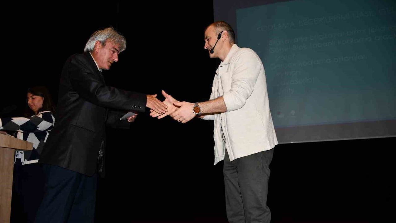 Vezirköprü’de 'Dijital Oyun Tasarımı' semineri — Doç. Dr. Polat Şendurur ilkokul öğrencileriyle buluştu