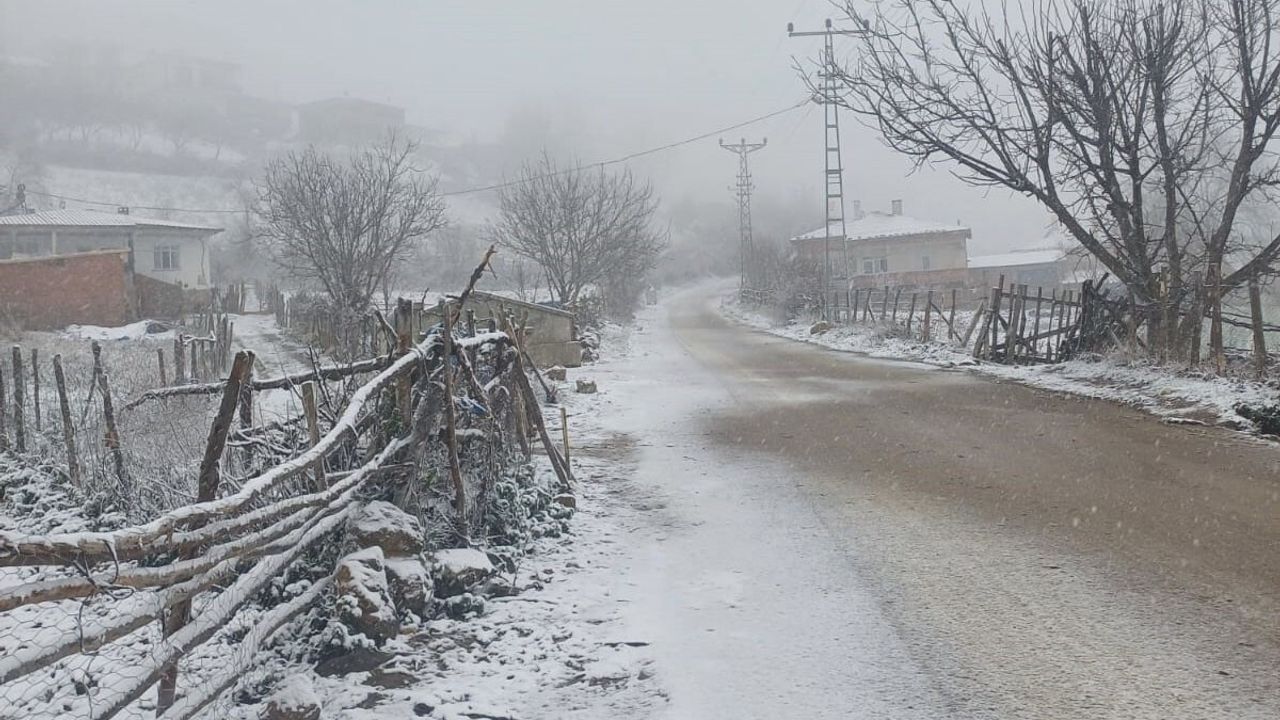 Vezirköprü'de mevsimin ilk karı yüksek kesimleri beyaza bürüdü