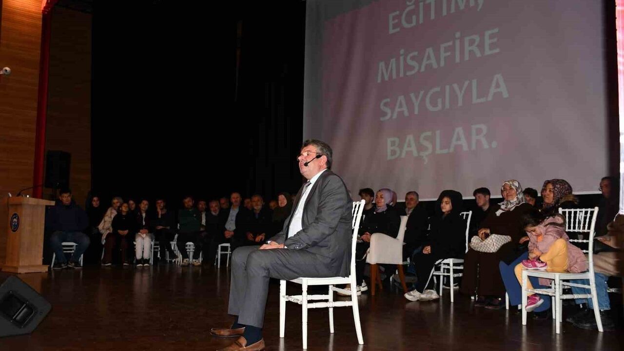 Vezirköprü'de 'Mutlu Aile Mutlu Çocuk' söyleşisi yoğun ilgi gördü