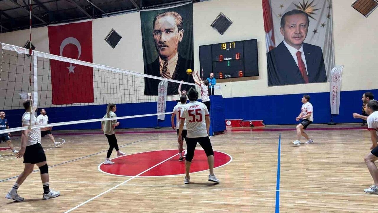 Vezirköprü'de Öğretmenler Günü voleybol ve dart turnuvaları ödül töreniyle sona erdi