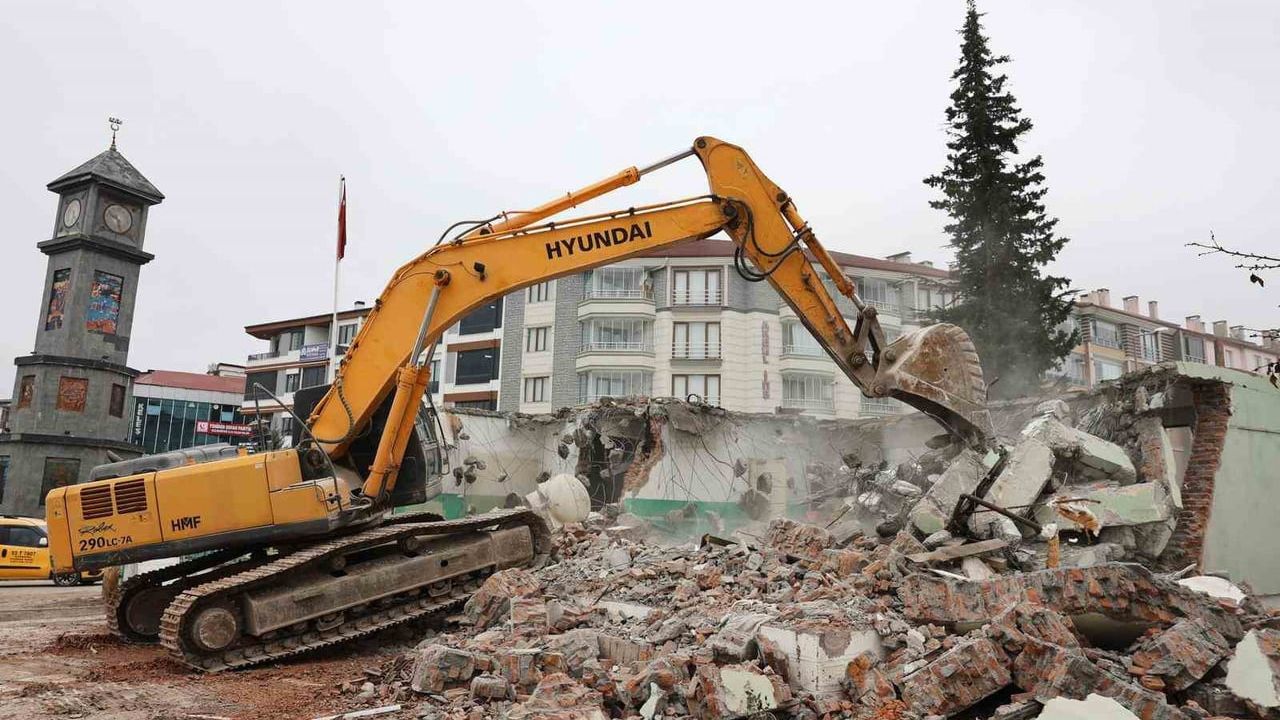 Vezirköprü’de otopark ve meydan projesi için yıkım ve hazırlık çalışmaları başladı