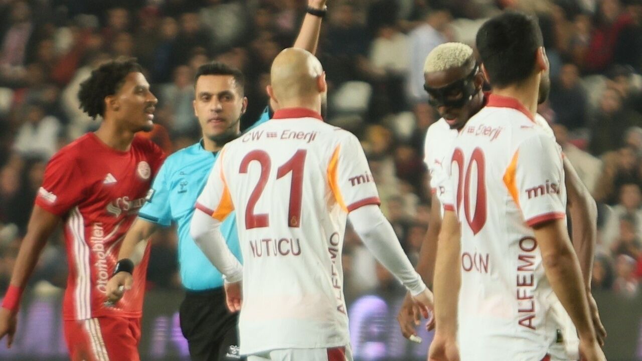 Victor Osimhen, Antalyaspor maçında gördüğü sarı kartla cezalı duruma düştü