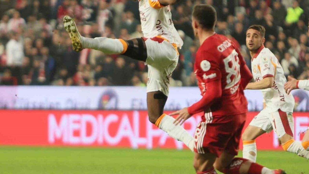 Victor Osimhen, Antalyaspor maçında Süper Lig'de 6. golünü attı
