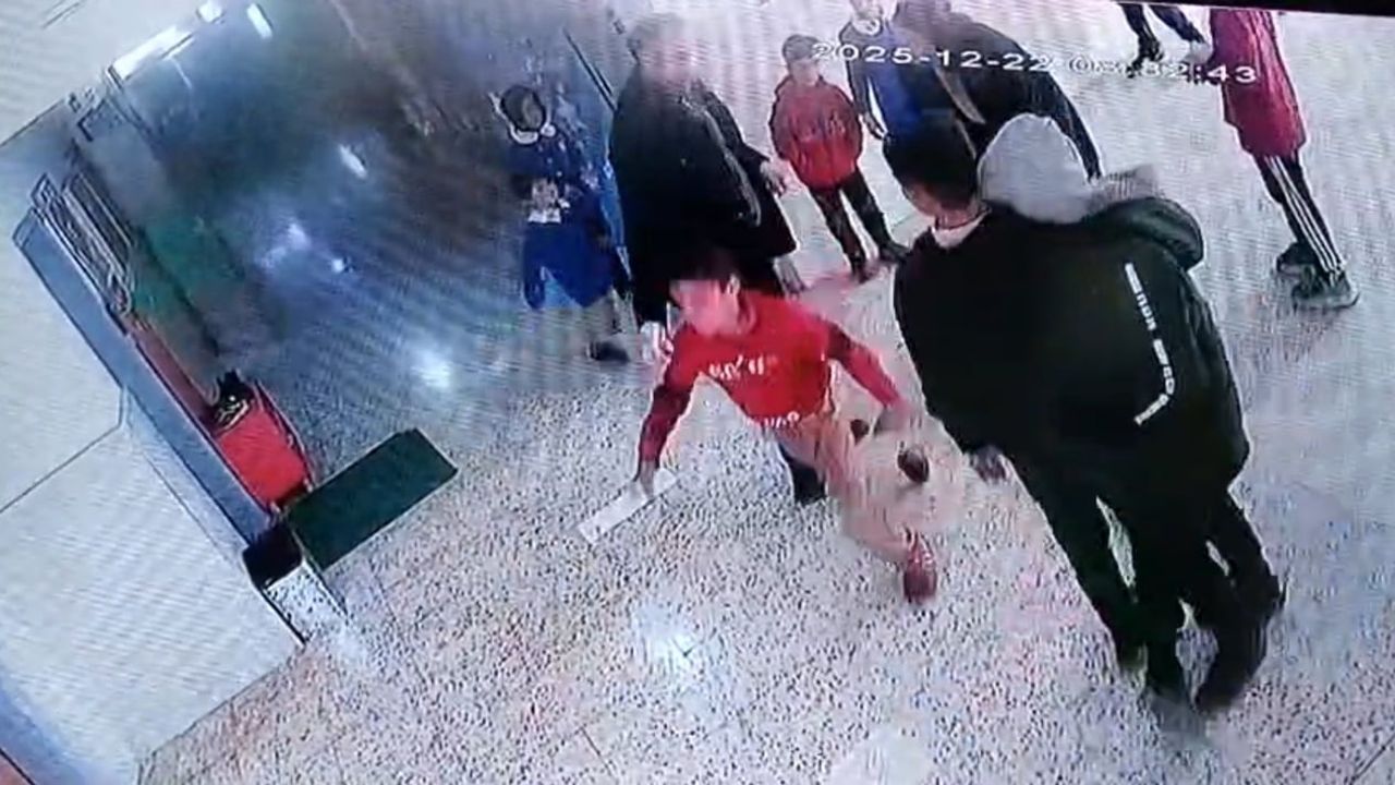 Viranşehir’de öğretmenin Heimlich manevrasıyla okulda boğazına yabancı cisim kaçan öğrenci kurtarıldı