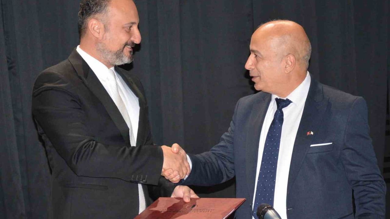 Yakın Doğu Üniversitesi Hastanesi, KKTC Kickboks ve Muaythai Federasyonu'nun sağlık sponsoru oldu