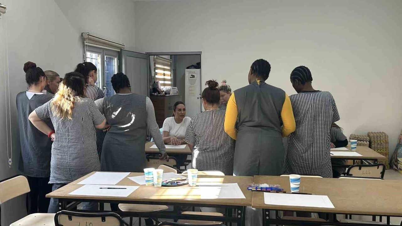 Yakın Doğu Üniversitesi, KKTC Merkezi Cezaevi'ndeki Kadın Mahkûmlara Psikoloji, Sağlık ve Sanat Atölyeleri Düzenledi