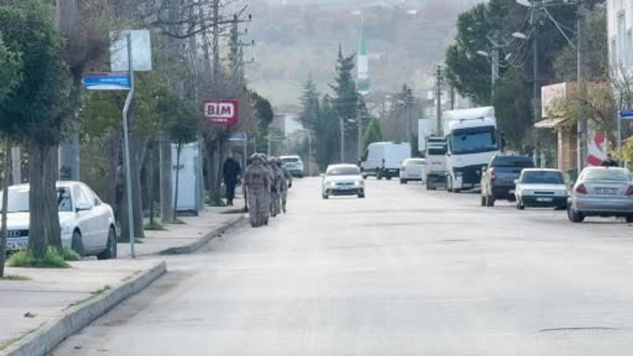 Yalova'da DEAŞ operasyonu sürüyor: Elmalık yolunda çatışma, 8 polis yaralandı