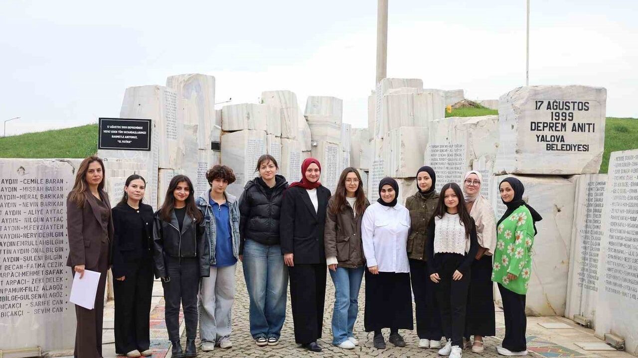 Yalova'da Genç Gönüllüler Deprem Anıtı'ndaki İsimleri Yeniledi