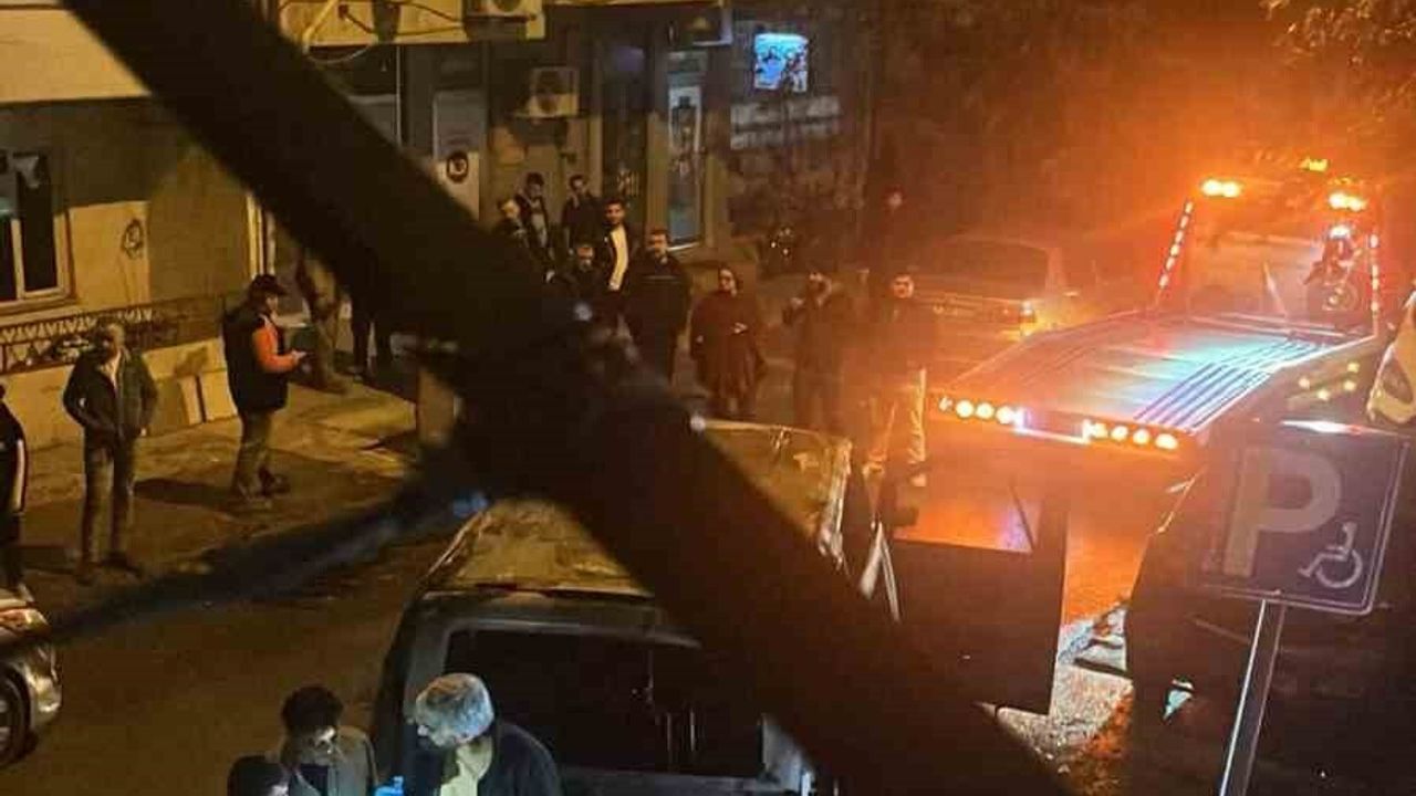 Yalova'da Park Halindeki Minibüs Yandı; 3 Araçta Maddi Hasar Oluştu