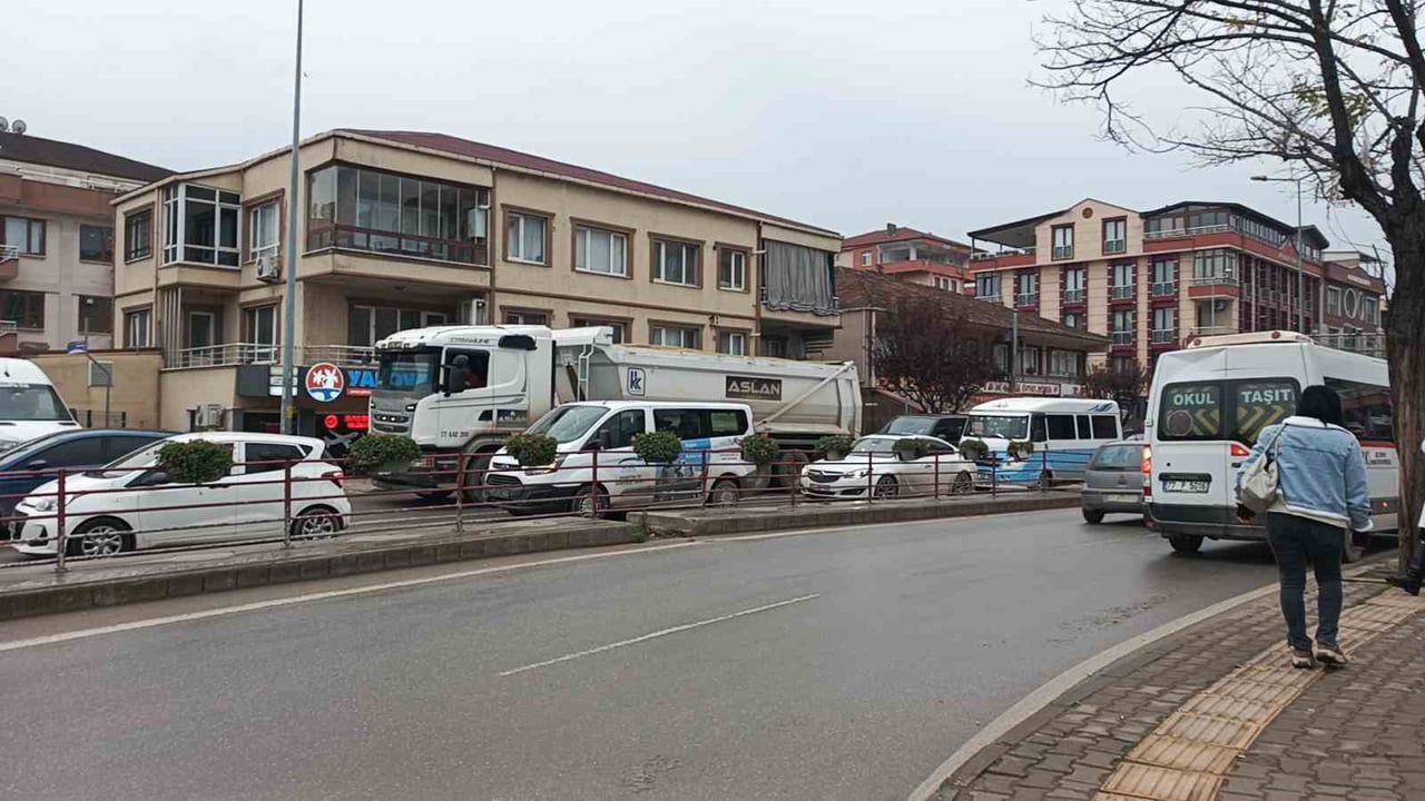Yalova'da Tonami Köprülü Kavşağı onarımı şehir içi trafiğini etkiliyor