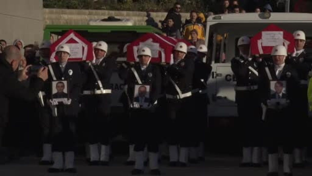 Yalova Emniyet Müdürlüğü önünde şehit polisler için tören düzenlendi