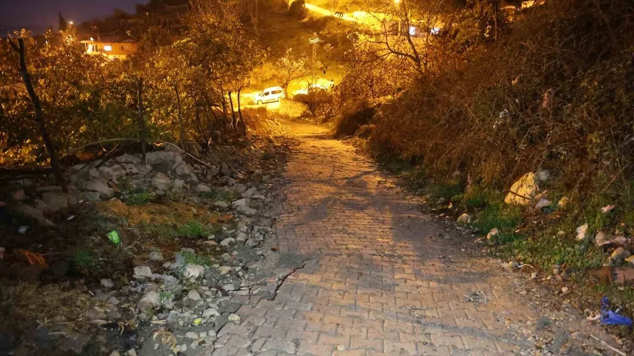 Yayladağı'nda 80 yaşındaki anne, 61 yaşındaki engelli kızına ömrünü adadı