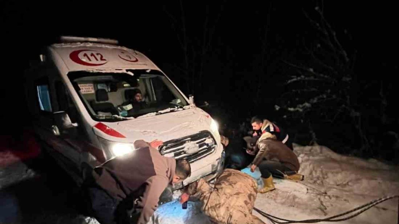 Yayladere'de kar ve tipide mahsur kalan ambulans kurtarıldı