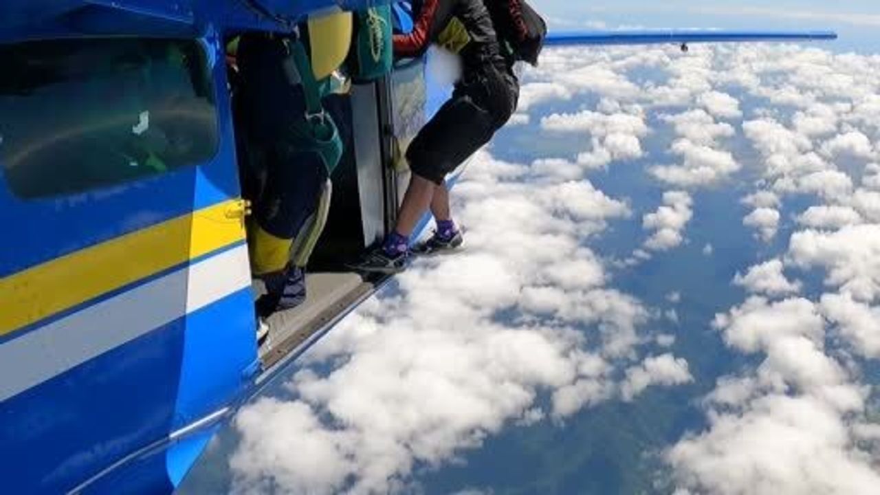 Yedek paraşütü uçağın kanadına takılan sporcu 4 bin 600 metre yükseklikte asılı kaldı