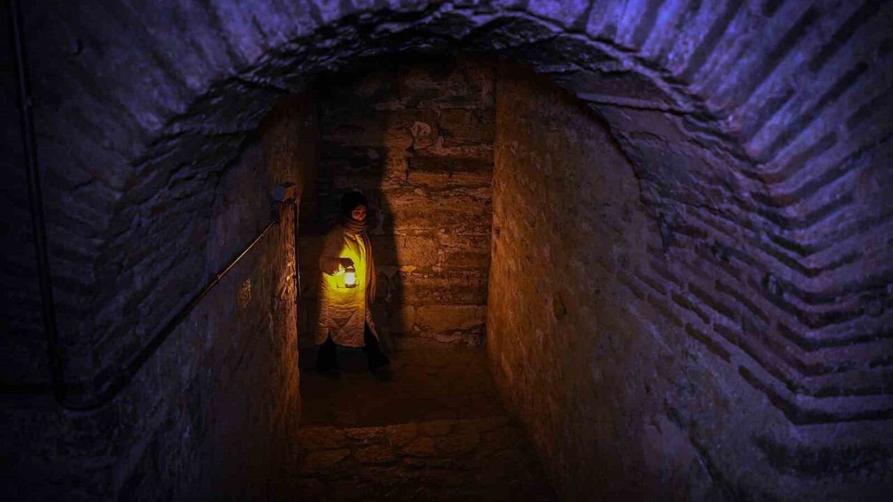 Yedikule Hisarı'nda Fenerli Gece Turu: Zindanlarda Ücretsiz Tarih Yolculuğu