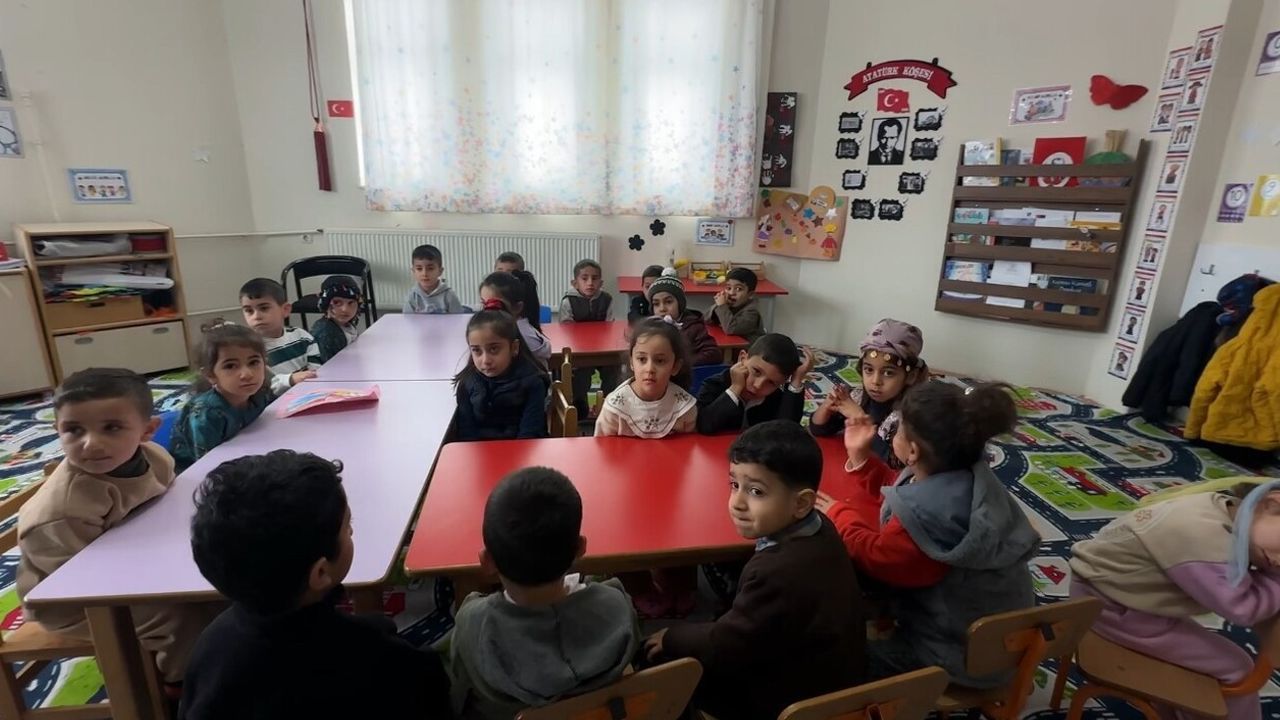 YEKDASDER, Yüksekova Büyükçiftlik Okulu'na zeka oyunları ve kırtasiye hediye etti