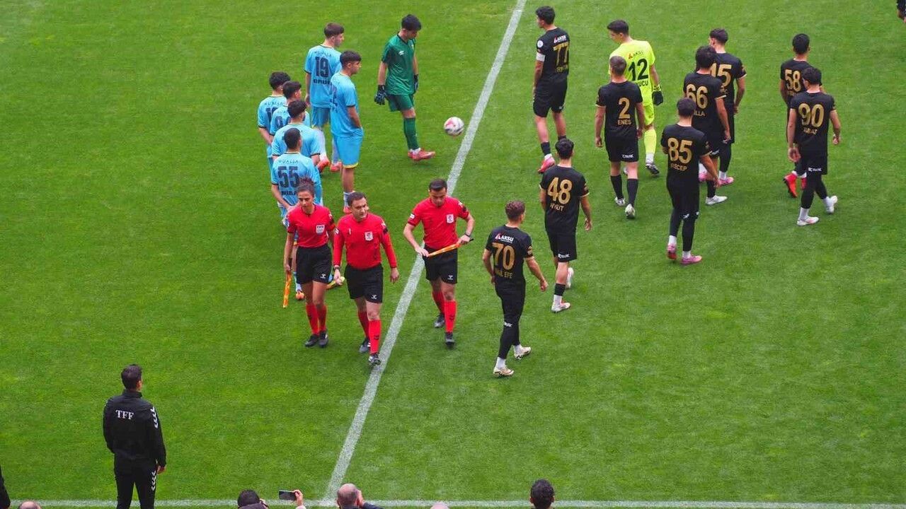 Yeni Malatyaspor‑Isparta 32 Spor maçı, Malatya ekibinin 7 oyuncuyla sahaya çıkması nedeniyle tatil edildi