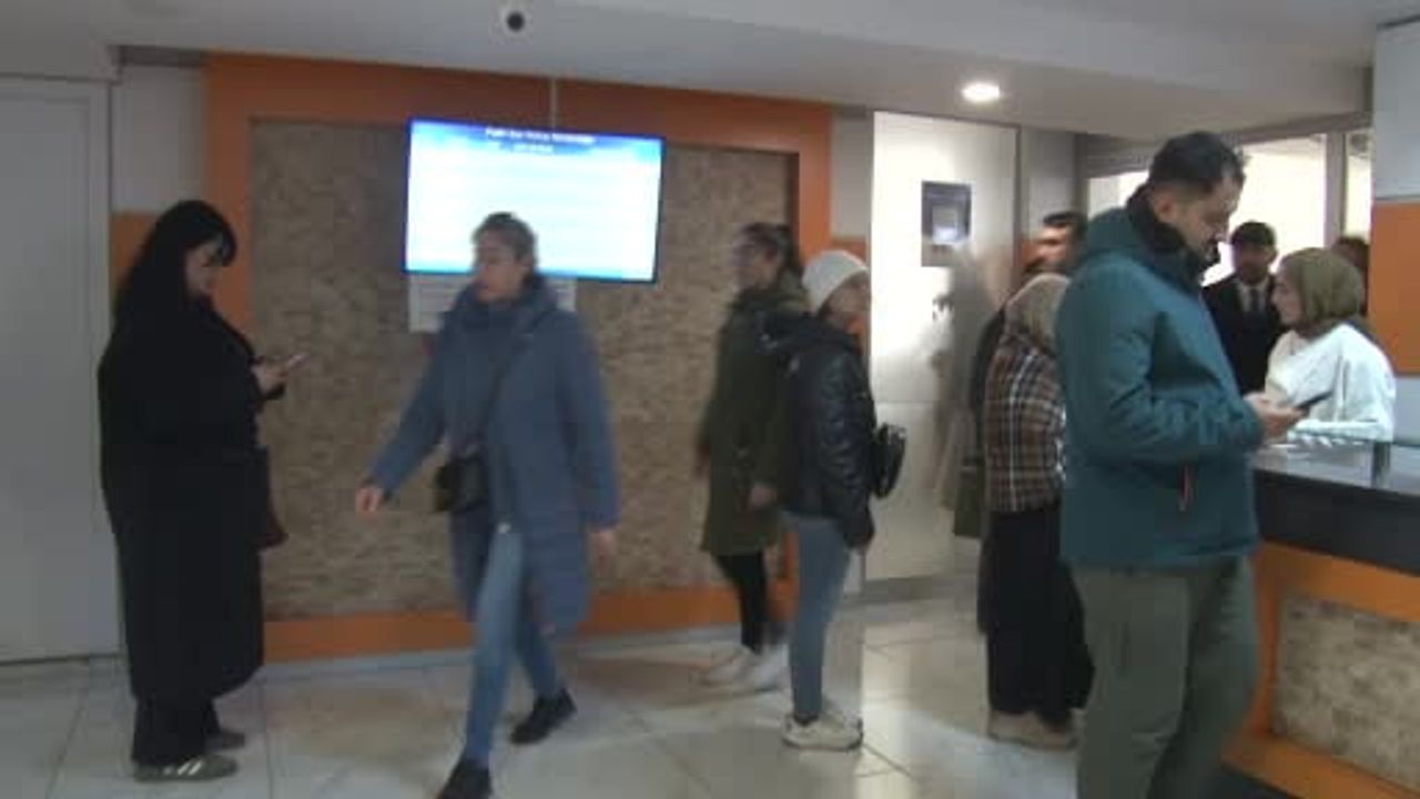 Yeni yıla günler kala nüfus müdürlüklerinde yoğunluk: vatandaşlar zamlardan etkilenmemek için sıraya girdi