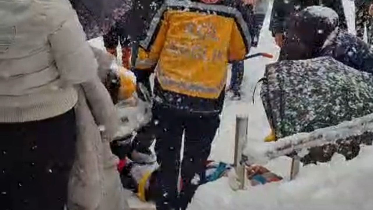 Yenice'de kız yurdunda karla kaplı merdivenden düşen öğrenci hastaneye kaldırıldı