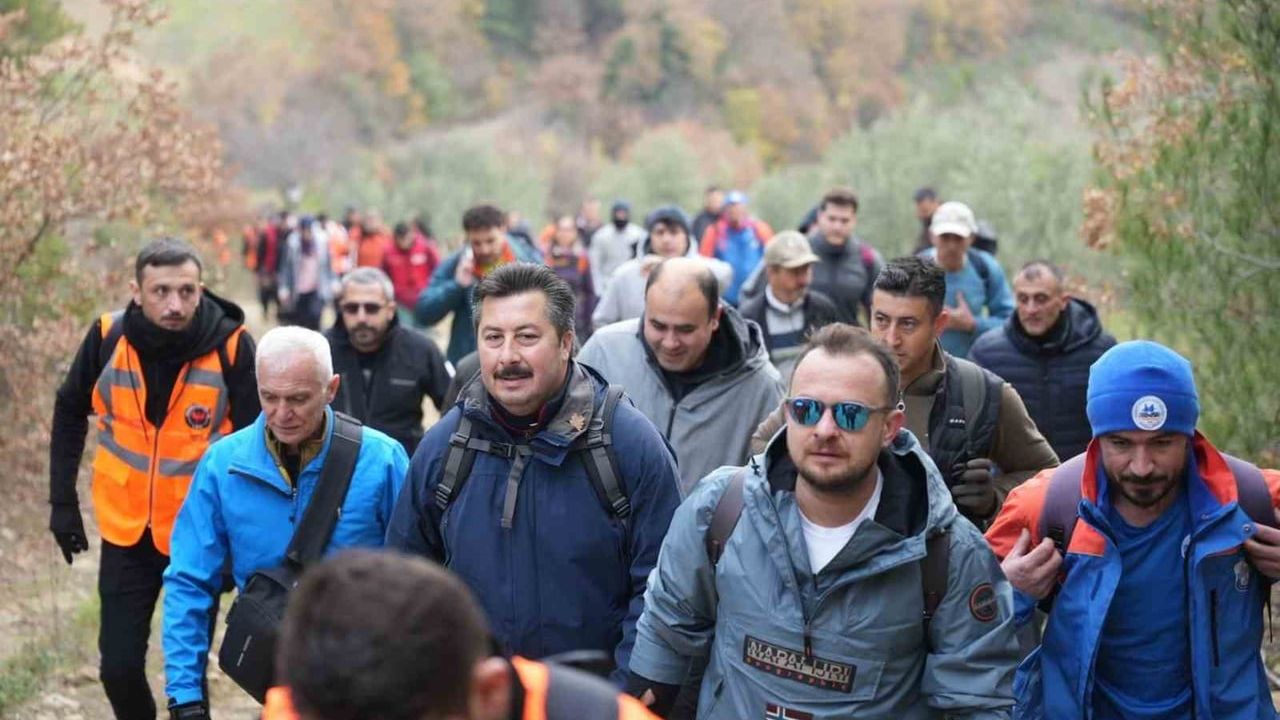 Yenişehir'de 12 kilometrelik doğa yürüyüşü: Gençler stres attı, etkinlik yoğun ilgi gördü