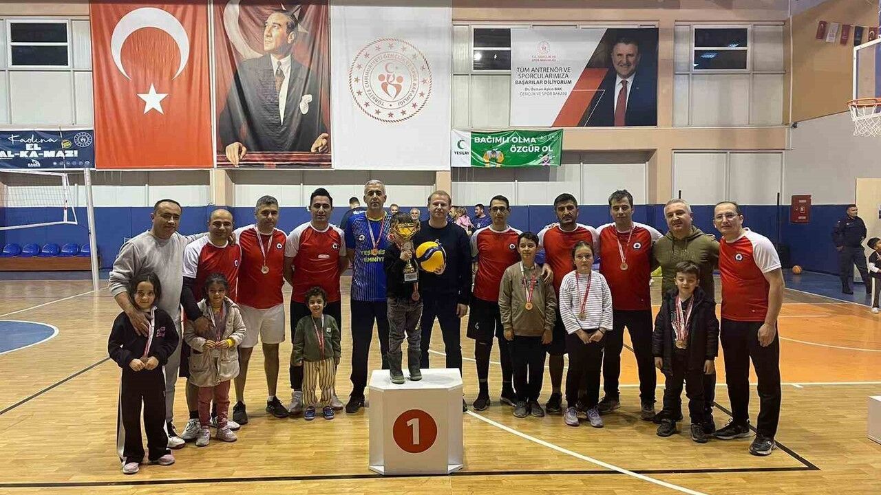 Yeşilhisar'da Harun Akkaş Kurumlar Arası Voleybol Turnuvası Sona Erdi — İlçe Emniyet Müdürlüğü Şampiyon