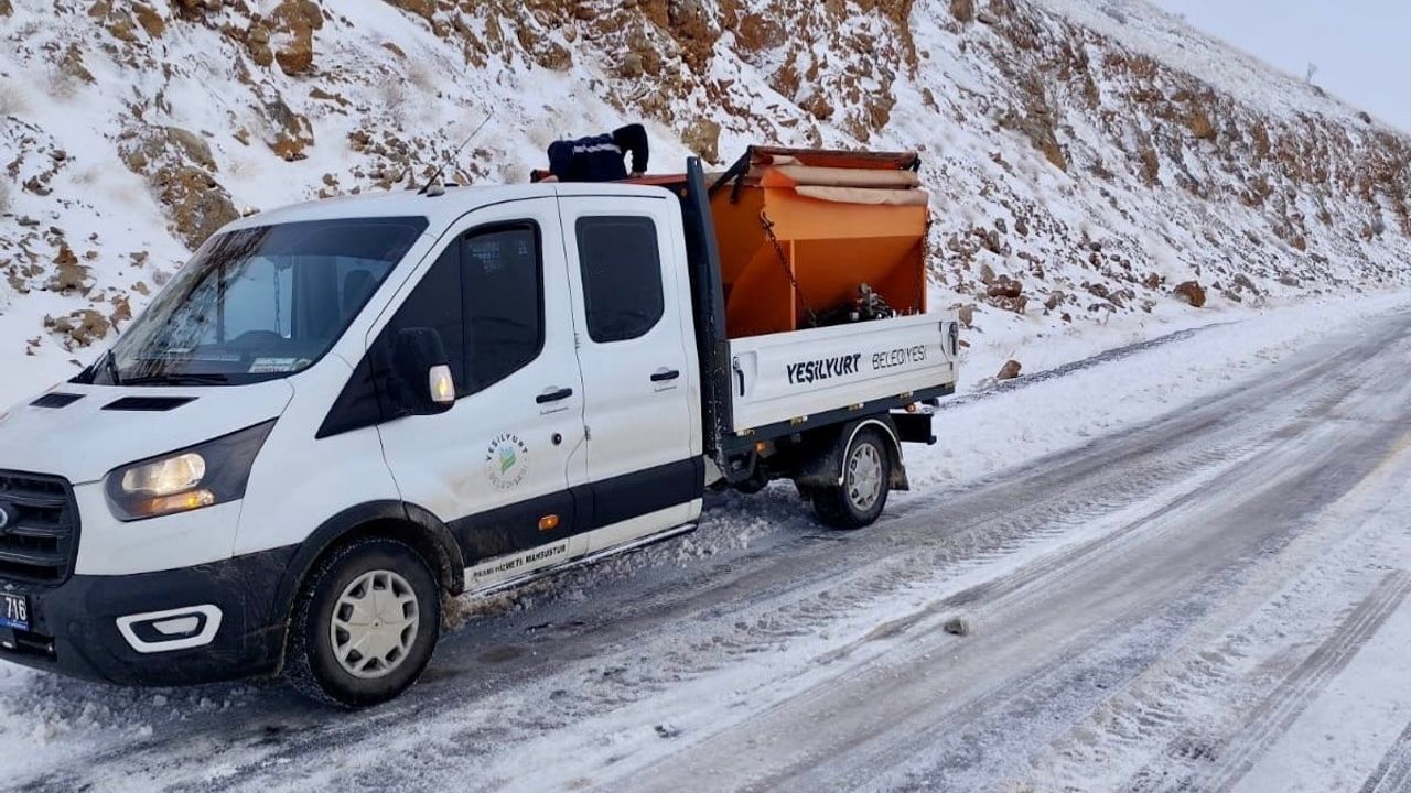 Yeşilyurt Belediyesi karla mücadele çalışmalarını 7/24 sürdürüyor