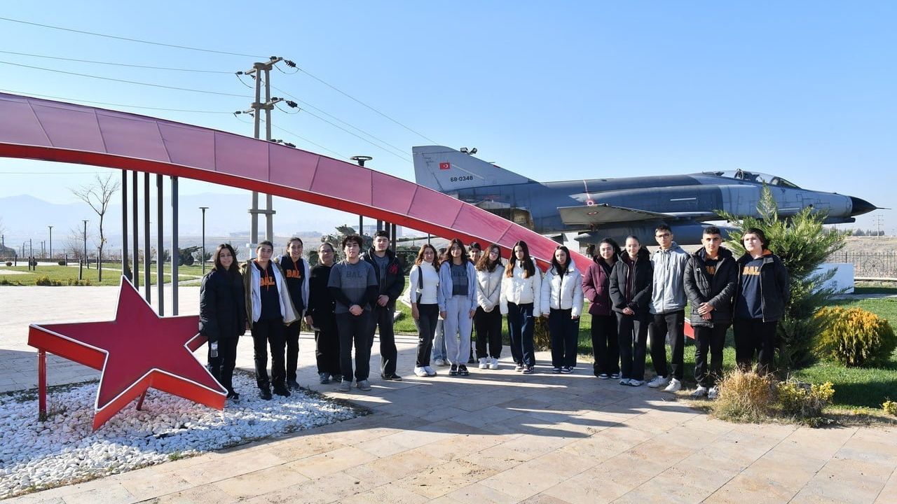 Yeşilyurt Belediyesi'nin 'İyilik Elçisi' Projesi gençlere yardımlaşma ve tarih bilinci kazandırıyor