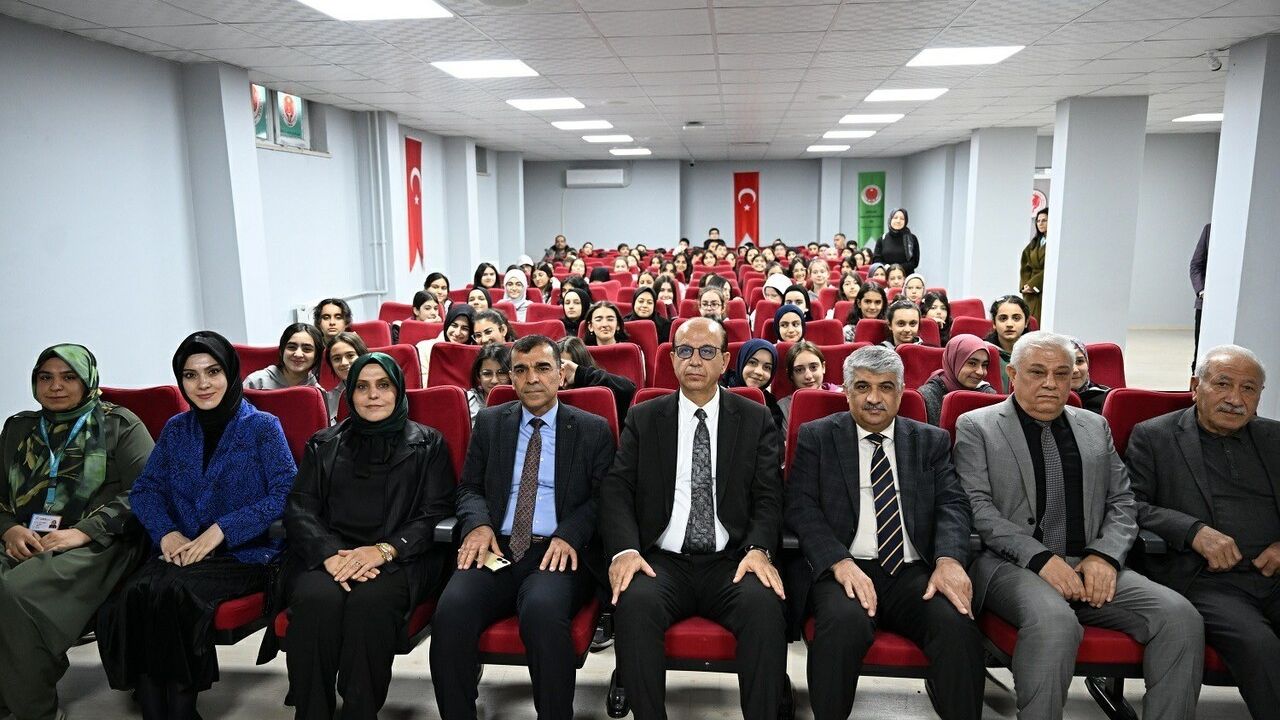 Yeşilyurt’ta 'Güvenli Aile, Güvenli Nesil' eğitimi Tevfik İleri'de başladı — Başkan Geçit: "En güvenli liman ailedir"