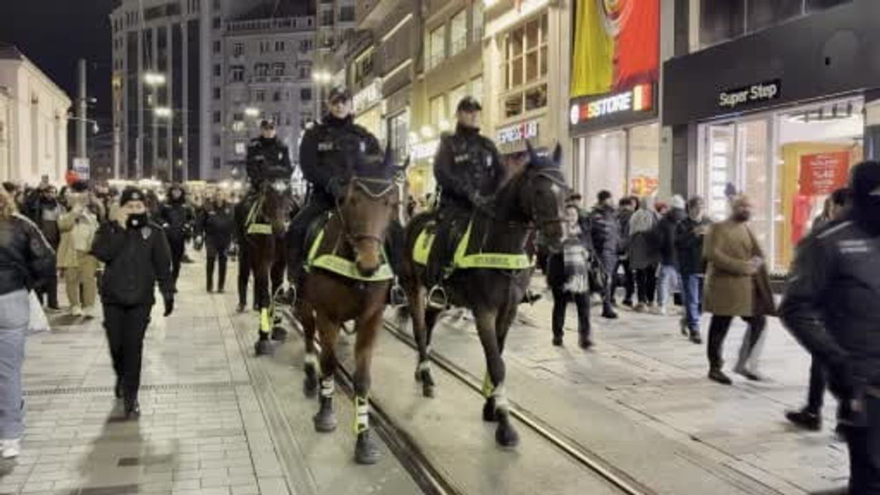 Yılbaşına Saatler Kala İstiklal Caddesi'nde Atlı Polisler Devriye Yaptı