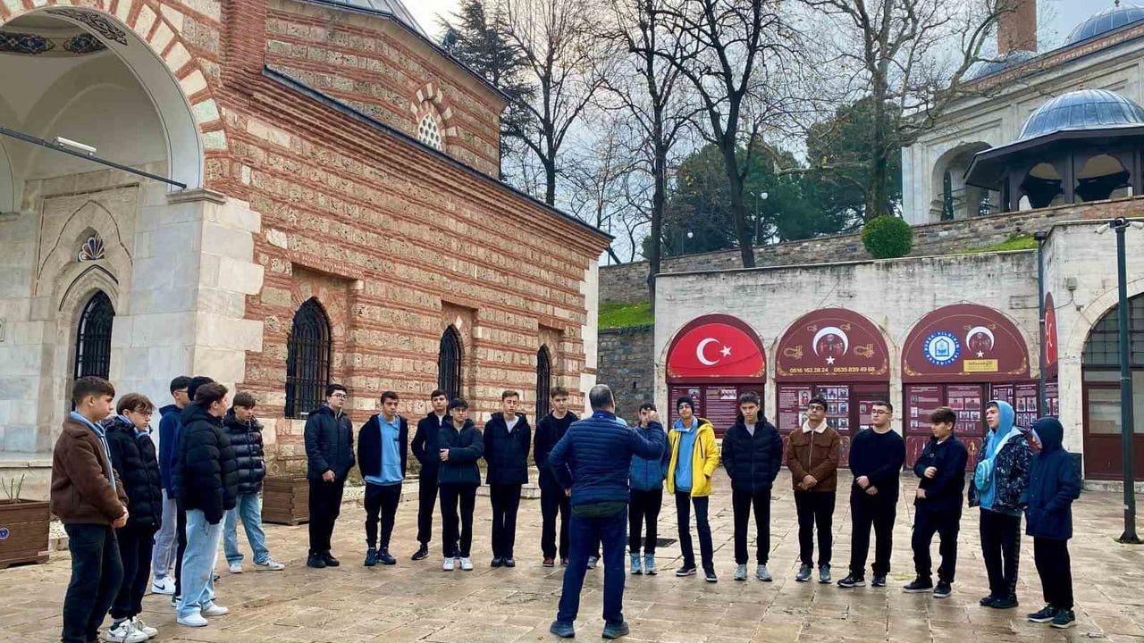 Yıldırım Belediyesi'nin 'Adım Adım Kadim Bursa' Projesi Gençleri Tarihi Yürüyüşe Taşıyor