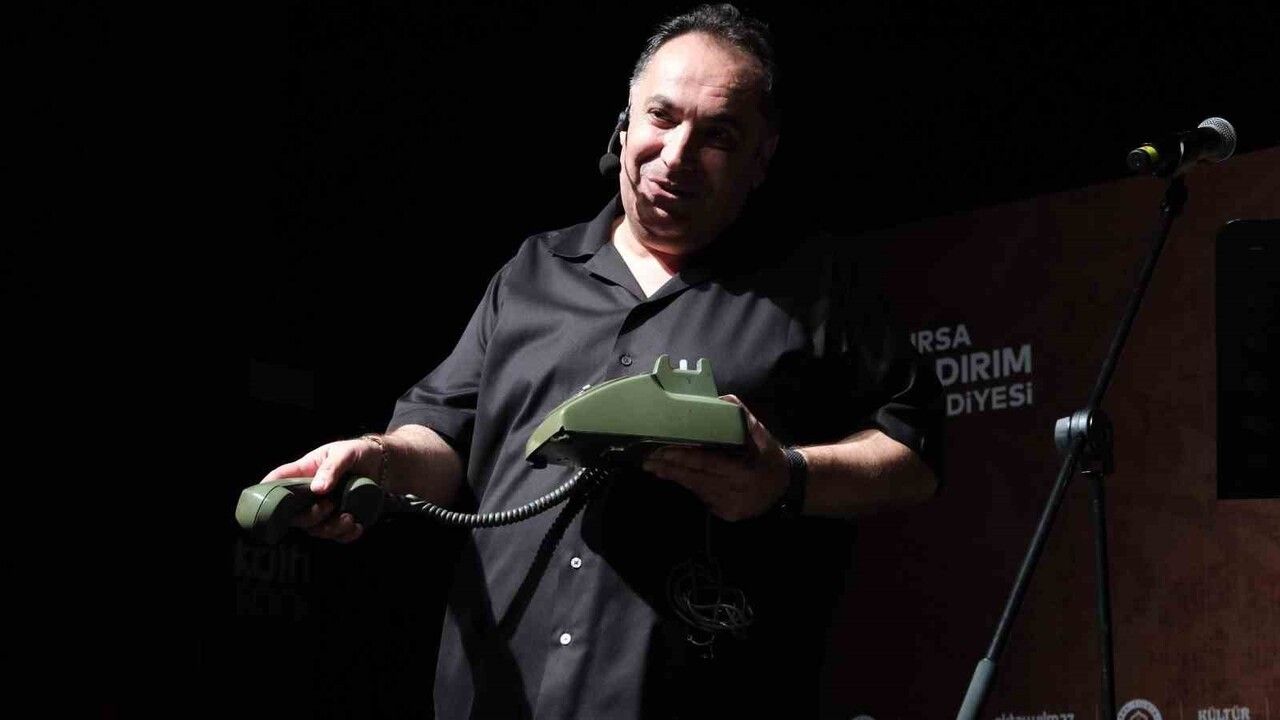 Yıldırım'da nostalji gecesi: 'Gülümseten Hatıralar' 80'ler ve 90'ları sahneye taşıdı