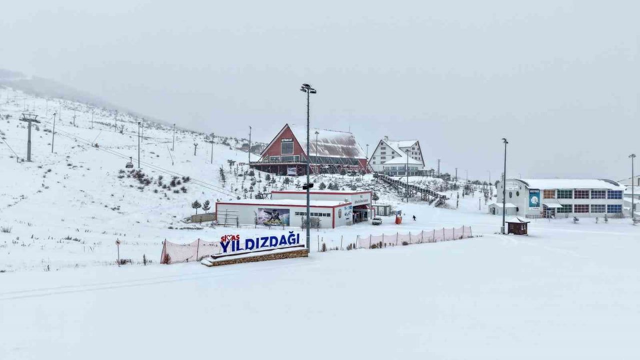 Yıldız Dağı Kayak Merkezi'nde kar kalınlığı 15 cm; sezona hazırlık sürüyor